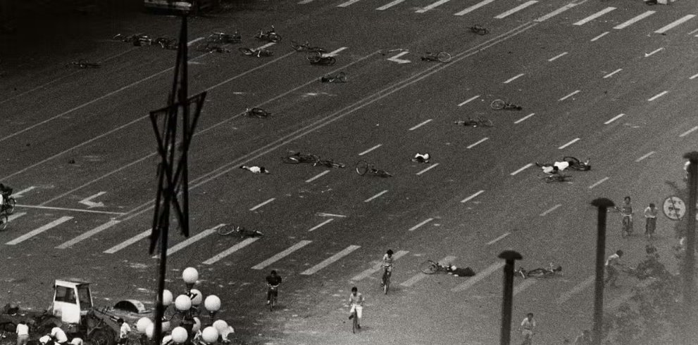 2dayinsocialism's tweet photo. On June 3rd, 1989, the #TiananmenMassacre began as Chinese soldiers attacked protestors in Tiananmen square. The attack lasted until the following day. Total deaths are difficult to know due to communist party suppression and censorship, but estimates range from 200 to 3,500. https://t.co/KiIKTs8VLT