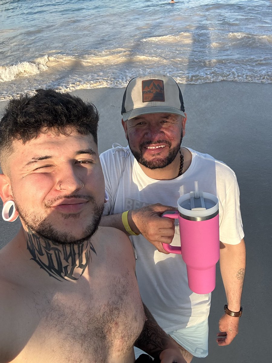 Spinal_gg's tweet photo. Lo mejor que hice el año pasado fue:
1. Viajar con mi familia a Punta Cana 
2. Perforarme los pezones otra vez 🙏🏼 https://t.co/g1YtS65ebG