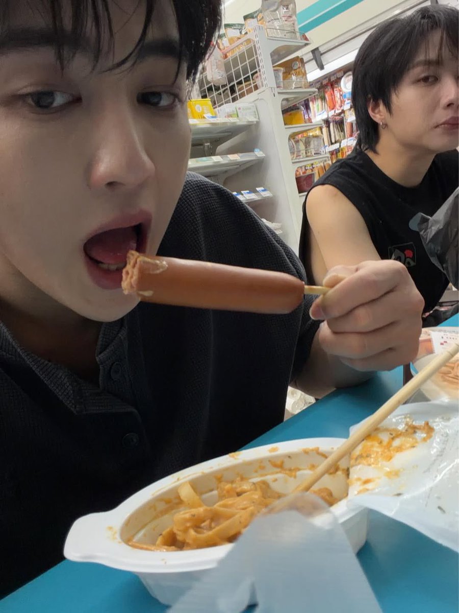 KikuOkie's tweet photo. กลางวันอยู่กับม๊า แต่กลับไปนอนกับป๊า วิถีลูกคนเล็ก https://t.co/aGEUQuL3Un