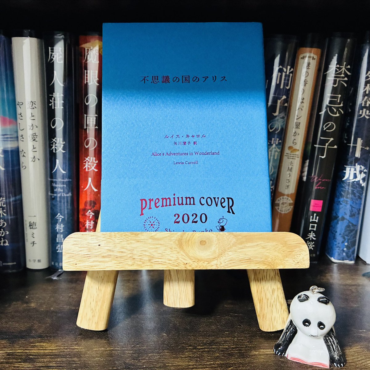 noanoanobook's tweet photo. #読了 
『不思議の国のアリス』ルイス・キャロル

実はこの歳になって初めてしっかり読みました🐇
これは世界中で愛される理由がわかる！
ディズニーアニメもしっかり見たことはないけど、いろんなアリスを下敷きにした作品のおかげで状況が鮮明に描写できたので没頭できた✨

#読書垢 https://t.co/4jNgayFIUc