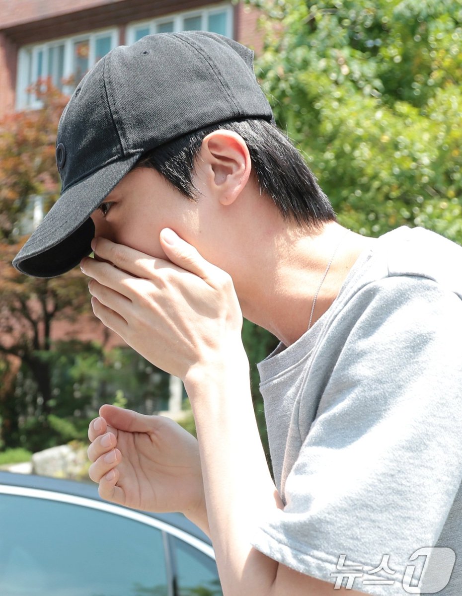 abrtmsy200930's tweet photo. 2년 연속 선거방송곡에 선정된 러닝와일드 가수답게 투표 떡밥 내내 뜨는 거 좋다ㅋㅋㅋㅋㅋㅋㅋ심지어 그 어느 정당도 오해없게끔 완전무장 무채색이신 것도 좋음ㅋㅋㅋㅋㅋㅋㅋ와중에 alo 브랜드만큼은 제대로 홍보되서 또 이 얼마나 참된 광고모델인가 싶고ㅋㅋㅋ여러모로 좋다ㅋㅋ https://t.co/GKzlvsHdYC