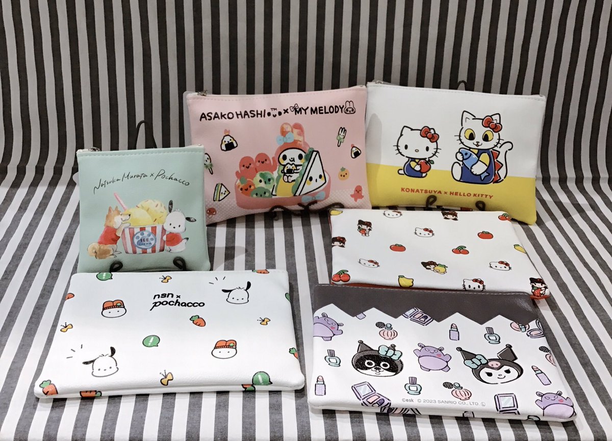popspace_shop's tweet photo. 【FEWMANY×SANRIO CHARACTERS】
💫 商品再入荷情報 💫

人気アーティストとサンリオキャラクターの
コラボ商品が再入荷いたしました🎉🎉

・アクリルキーホルダー
・チャーム付き舟形ポーチ
・フラットポーチ

ぜひ、あわせてご覧くださいませ🎈
#FEWMANY
#SANRIOCHARACTERS https://t.co/i138B5NoL3
