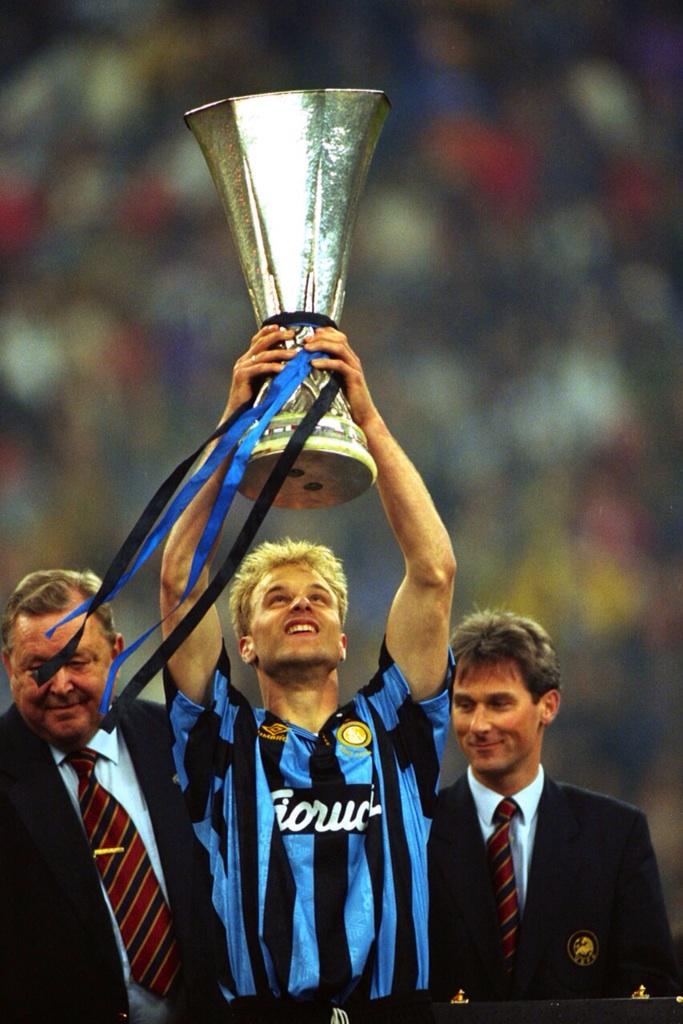 bung_tjomel's tweet photo. @Indo_Gunner Lagenda Arsenal mengangkat Piala UEL tahun 1994. Pasti adminnya belum lahir 🤣 https://t.co/l2IeyhorCI