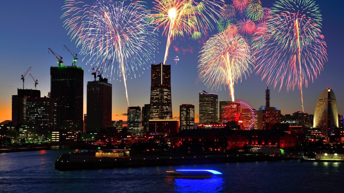 Hama_Seikatsu's tweet photo. 昨夜の「第45回横浜開港祭」花火は
予定通り開催されました🎆
横浜開港祭のイベントも終了しました✨

そして…‼️
次回、横浜で開催の大きな花火大会は
8月24日(月)
「みなとみらいスマートフェスティバル」

今回の横浜開港祭で打ち上げられた
花火よりも多い【約7倍】！！
なんと「2万発」の花火が楽しめます😳

次回も安全に開催されることを願って💫
今からイベントが楽しみですね😊

イベントの詳細はこちら🔽
https://t.co/YEc3IYLYrT

#横浜開港祭 #花火大会 #花火 #横浜
#みなとみらいスマートフェスティバル
#横浜で暮らそう