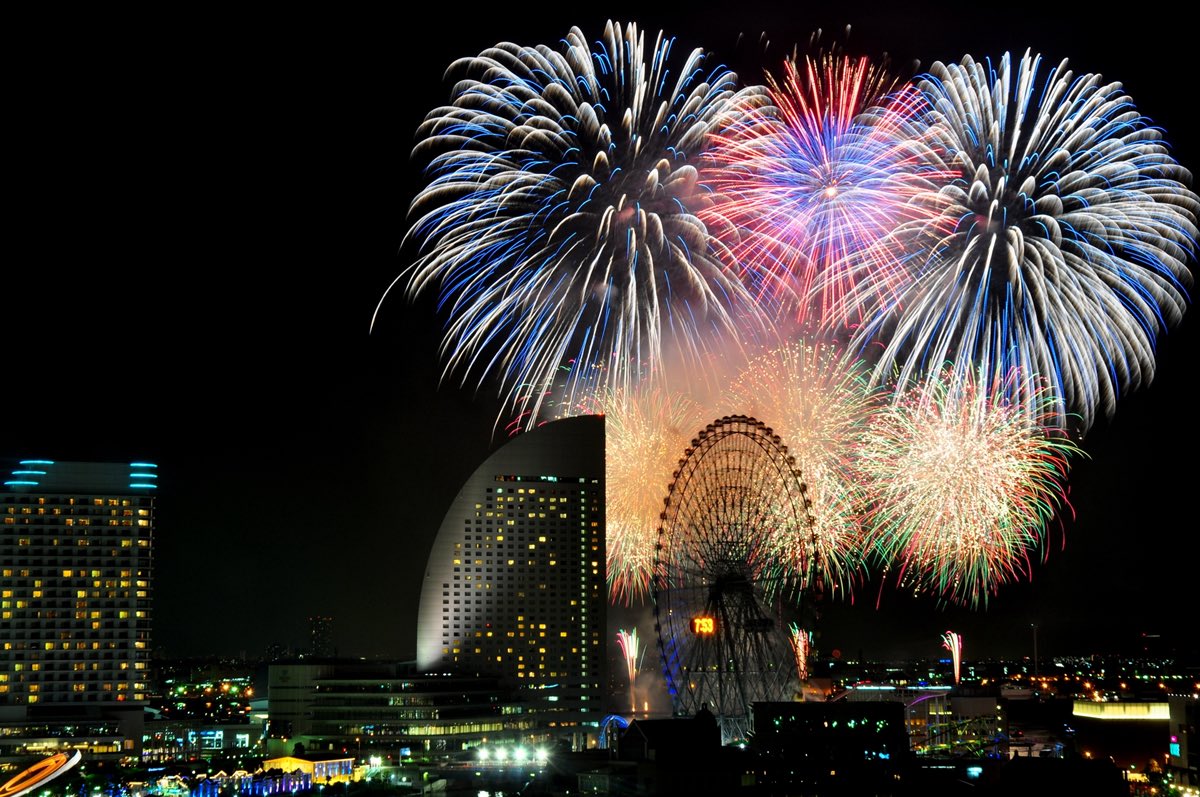Hama_Seikatsu's tweet photo. 昨夜の「第45回横浜開港祭」花火は
予定通り開催されました🎆
横浜開港祭のイベントも終了しました✨

そして…‼️
次回、横浜で開催の大きな花火大会は
8月24日(月)
「みなとみらいスマートフェスティバル」

今回の横浜開港祭で打ち上げられた
花火よりも多い【約7倍】！！
なんと「2万発」の花火が楽しめます😳

次回も安全に開催されることを願って💫
今からイベントが楽しみですね😊

イベントの詳細はこちら🔽
https://t.co/YEc3IYLYrT

#横浜開港祭 #花火大会 #花火 #横浜
#みなとみらいスマートフェスティバル
#横浜で暮らそう