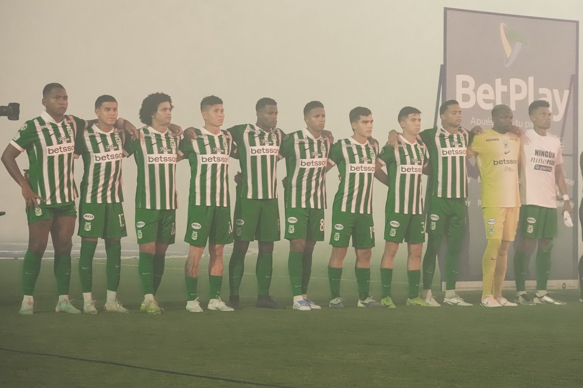 TribuVerdolaga's tweet photo. Lo de Nacional en Barranquilla preocupa y mucho. No solo por el 3-0, sino por las formas. Un equipo irreconocible, sin intensidad, sin reacción y concediendo demasiadas ventajas en una final que exigía personalidad desde el primer minuto.

Junior no ganó solo porque jugó bien; también ganó porque Nacional se lo permitió. Errores defensivos, poca agresividad para disputar el balón, escasa generación ofensiva y una sensación constante de que el partido se escapaba sin una verdadera respuesta desde la cancha ni desde el banco.

Y aunque las derrotas son colectivas, el arquero tampoco puede quedar exento de la crítica. En partidos de este calibre se espera seguridad, liderazgo y apariciones que sostengan al equipo en los momentos difíciles. Hoy faltó transmitir tranquilidad y en acciones puntuales quedó la sensación de que pudo ofrecer más para evitar un marcador tan amplio.

La crítica hoy no puede maquillarse: en una final no alcanza con el nombre ni con el escudo. Se necesita carácter, rebeldía y hambre competitiva, y Nacional quedó en deuda en todos esos aspectos. Aún quedan 90 minutos, sí, pero para soñar con remontar primero hay que aceptar que la versión mostrada hoy estuvo muy lejos de la grandeza que exige esta camiseta.

#TribuVerldolaga
#VamosTodosJuntos 
#JuntosPorLa19