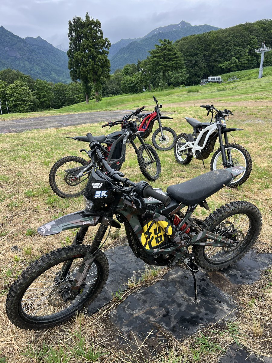 RacingMCsimo's tweet photo. ファンライドフェスティバル設営初日。
増殖するサーロン。

#SURRON
#LightBee
#ライトビー https://t.co/QTvrAQIC3t