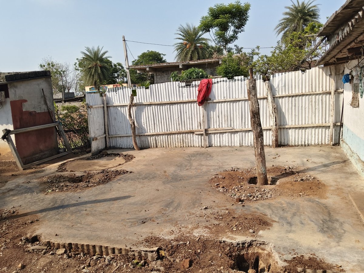 ASivaKrishna15's tweet photo. @naralokesh Sir, @PawanKalyan Sir, 
@ncbn Sir , 🙏🏻 maadhi is A Konduru Thanda, Konduru Mandal, NTR District, We are facing a lot of difficulties because we do not have a house, sir. If it rains, our situation will be worse. https://t.co/VpX3cGzq2E