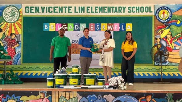 smninews's tweet photo. VP SARA SA BRIGADA ESKWELA

Personal na nakibayanihan si Vice President Sara Duterte, kasama ang mga tauhan ng Office of the Vice President (OVP), ngayong Miyerkules, Hunyo 3, sa Brigada Eskwela sa Gen. Vicente Lim Elementary School sa Tondo, Maynila. | via @iamjaysrubrico https://t.co/WJbi8jfauY