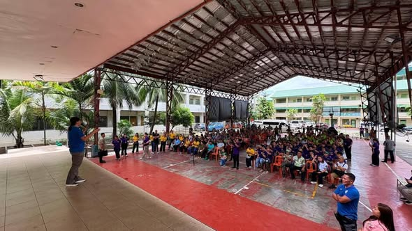 smninews's tweet photo. VP SARA SA BRIGADA ESKWELA

Personal na nakibayanihan si Vice President Sara Duterte, kasama ang mga tauhan ng Office of the Vice President (OVP), ngayong Miyerkules, Hunyo 3, sa Brigada Eskwela sa Gen. Vicente Lim Elementary School sa Tondo, Maynila. | via @iamjaysrubrico https://t.co/WJbi8jfauY