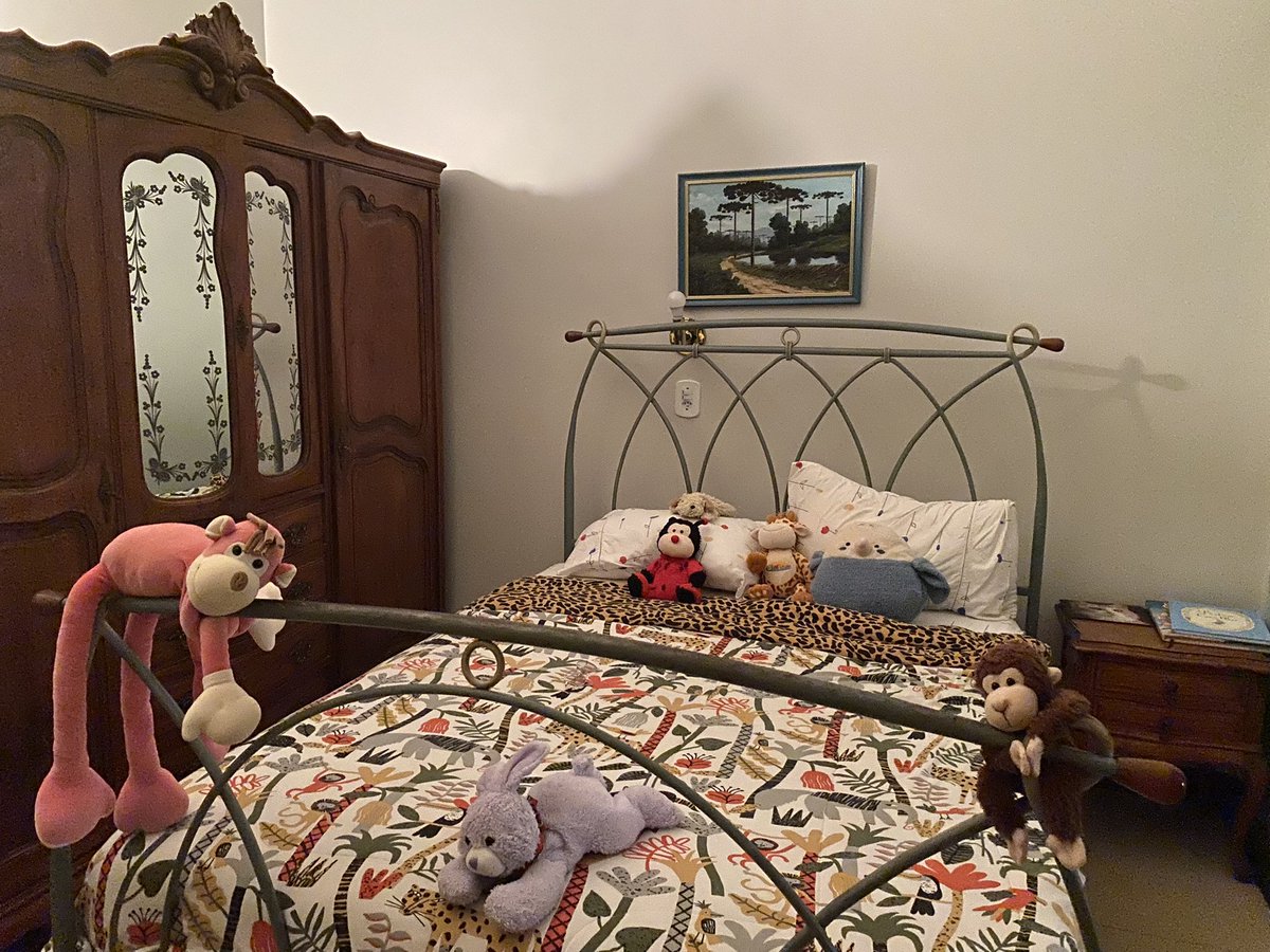 ninyi_'s tweet photo. Boa noite! Hoje troquei as camas de lugar e retoquei a pintura da cama azul, que estava descascando. Agora estou deixando o colchão respirar. https://t.co/oqRnOt68hH