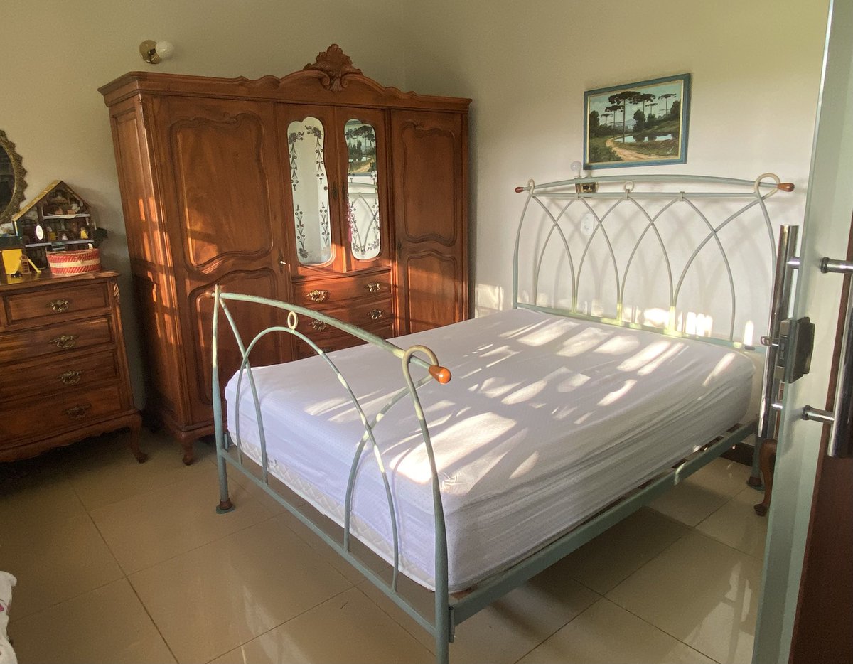 ninyi_'s tweet photo. Boa noite! Hoje troquei as camas de lugar e retoquei a pintura da cama azul, que estava descascando. Agora estou deixando o colchão respirar. https://t.co/oqRnOt68hH