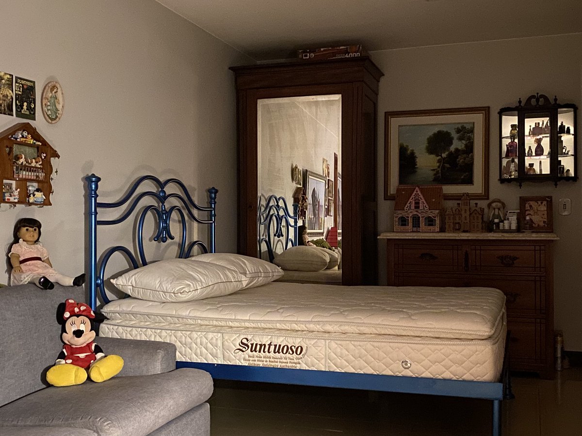 ninyi_'s tweet photo. Boa noite! Hoje troquei as camas de lugar e retoquei a pintura da cama azul, que estava descascando. Agora estou deixando o colchão respirar. https://t.co/oqRnOt68hH
