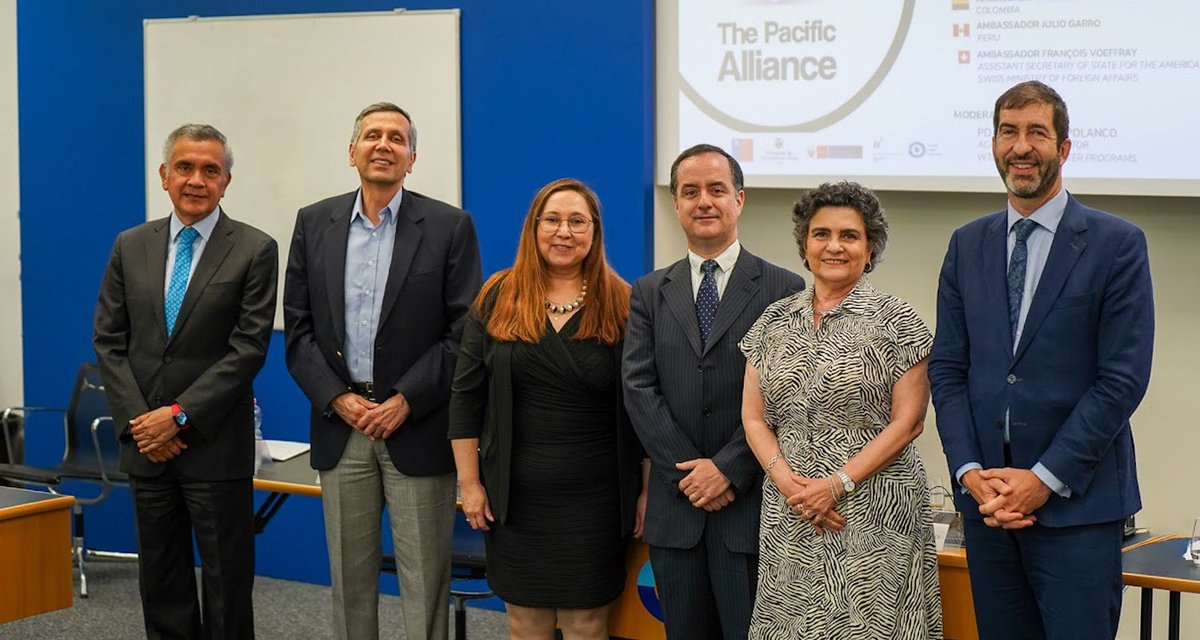 A_delPacifico's tweet photo. Los #15AñosAlianzaDelPacífico se conmemoraron en Berna 🇨🇭 con un espacio de diálogo sobre integración regional, cooperación y proyección global. 🌎

✅ El encuentro reunió a académicos, estudiantes y diplomáticos, y concluyó con una muestra gastronómica de los cuatro países miembros 🇨🇱🇨🇴🇲🇽🇵🇪.

👉 https://t.co/TDsAxlFoq9