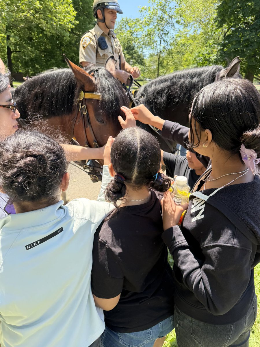 TheraErickson's tweet photo. ❤️A SPECIAL 🥰THANK YOU to NYPD and their Equestrian Police Officers for spending time with PS75 students and families today at Field Day!  Thank you for your service and kindness.  We appreciate you!  #EverydayHero #Community #StudentExperiences @nypd_bronx @nypd  @nycschools @district8connect @suptd8jennifer_joynt