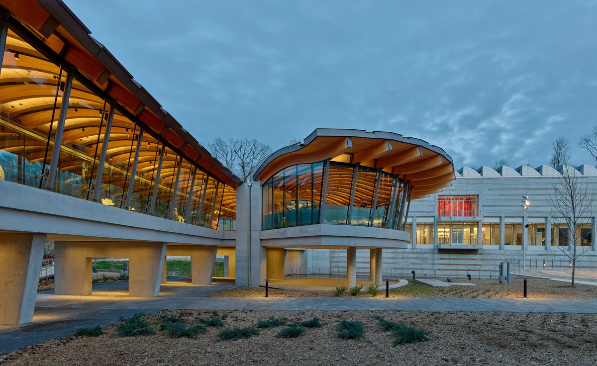 dezeen's tweet photo. Safdie Architects completes major Crystal Bridges Museum expansion in Arkansas:
https://t.co/XZPPjYJKW1 https://t.co/XBLLBA3aH0