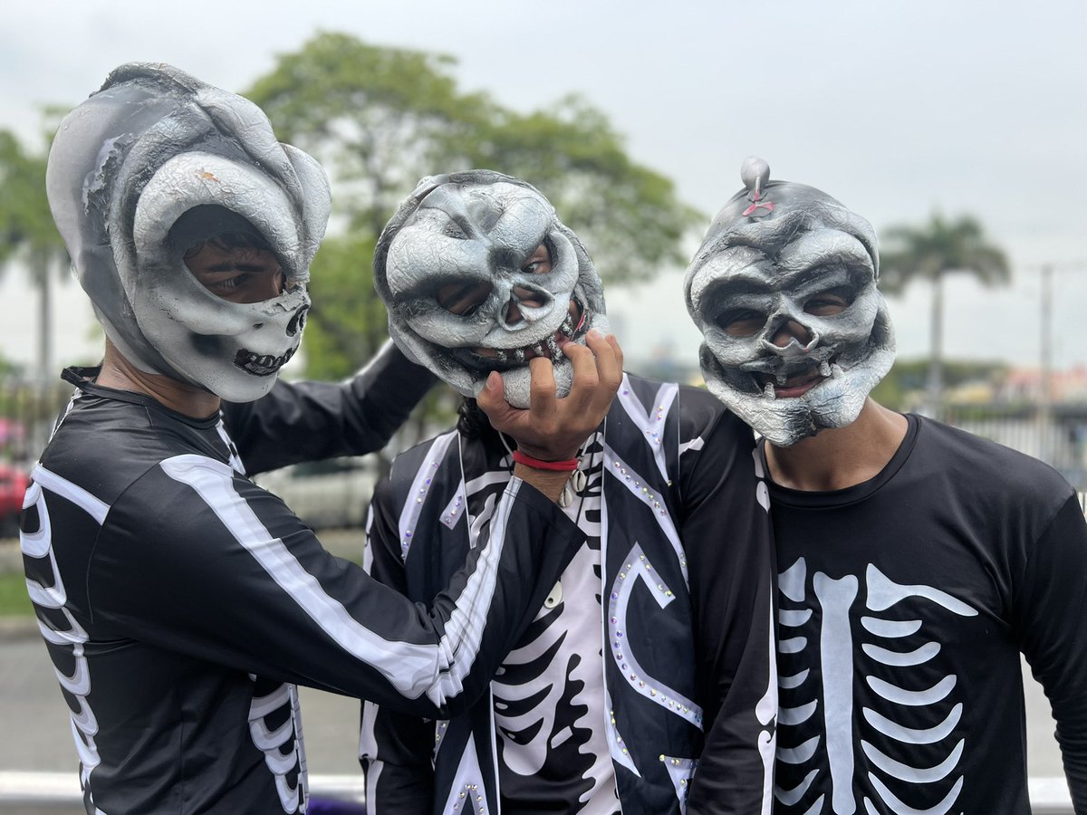 FITeatroCali's tweet photo. ¡Nos seguimos tomando la ciudad, vé! 🎭🔥

Hoy la estación del MIO Universidades se transformó en un escenario vivo con una activación teatral brutal del #FITCali2026. 

Porque el arte nos mueve y nos conecta en cada viaje. 🎬✨

¡Cali sale a escena! https://t.co/yQxXoaWvLm