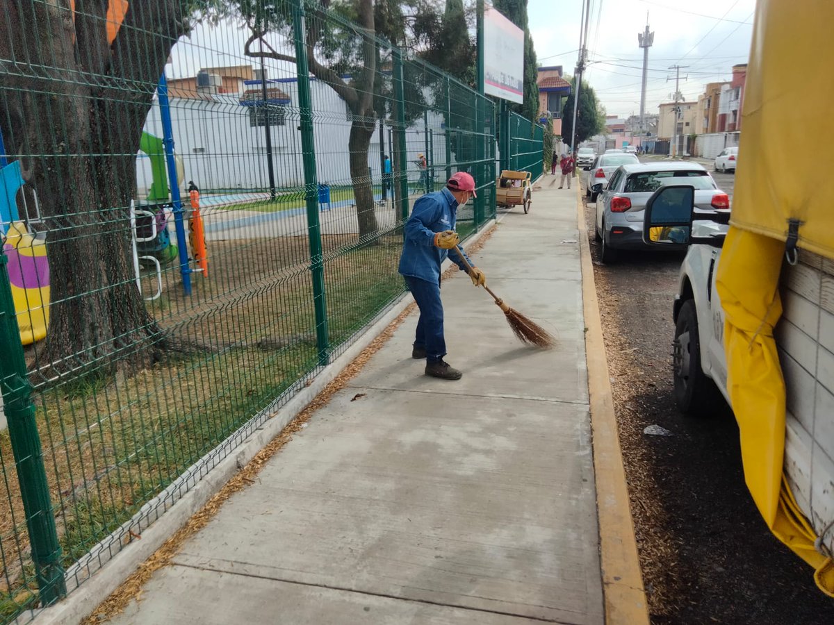 Servicios_Pub's tweet photo. 🌿✨ Con trabajos de mantenimiento en el parque de #LasHadas, el Gobierno de la Ciudad, encabezado por @pepechedrauimx, sigue impulsando espacios para convivir, caminar y disfrutar.
Porque una ciudad viva necesita espacios públicos en buenas condiciones 🫂
#ServiciosPúblicos #PueblaCapital