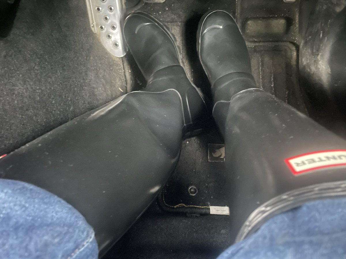 AigleBoots's tweet photo. 大雨の中、レインブーツとレインコートで通勤中 https://t.co/veD79Yyg0K