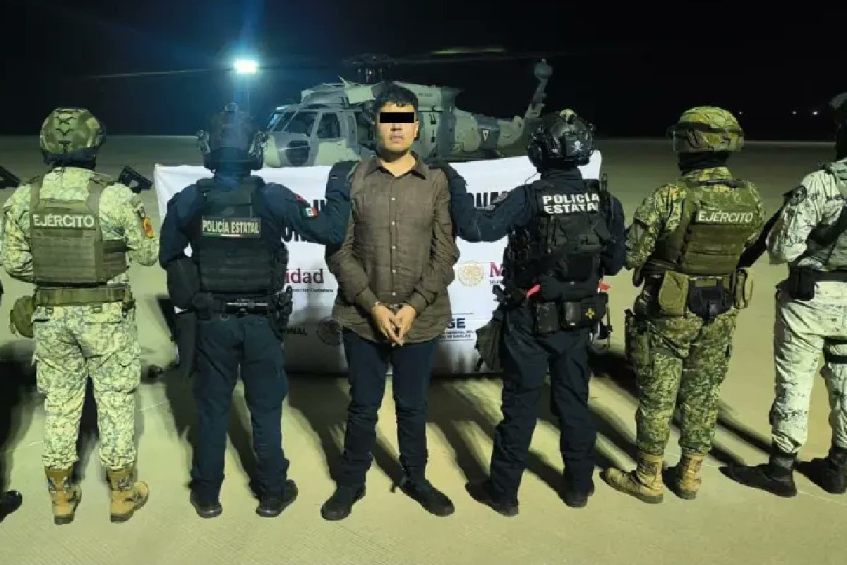 EfectoComunica2's tweet photo. 🔴 Detenido en Sinaloa 🔴
Gabriel “N”, alias “Gabito”, señalado como generador de violencia y jefe regional de “Los Menores” —facción ligada a los “Chapitos”— fue capturado en El Rosario, Sinaloa, por el Gabinete de Seguridad federal.
👉 Un golpe ➕️ #NoViolencia. https://t.co/317MK2BUbi