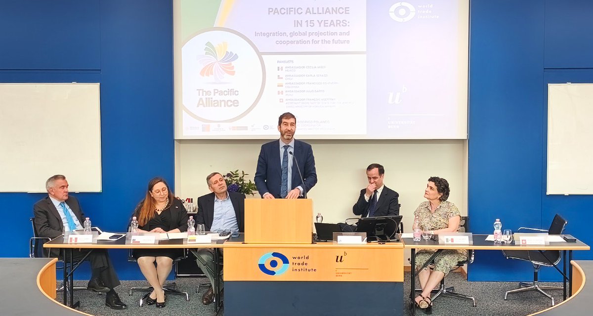 A_delPacifico's tweet photo. Los #15AñosAlianzaDelPacífico se conmemoraron en Berna 🇨🇭 con un espacio de diálogo sobre integración regional, cooperación y proyección global. 🌎

✅ El encuentro reunió a académicos, estudiantes y diplomáticos, y concluyó con una muestra gastronómica de los cuatro países miembros 🇨🇱🇨🇴🇲🇽🇵🇪.

👉 https://t.co/TDsAxlFoq9