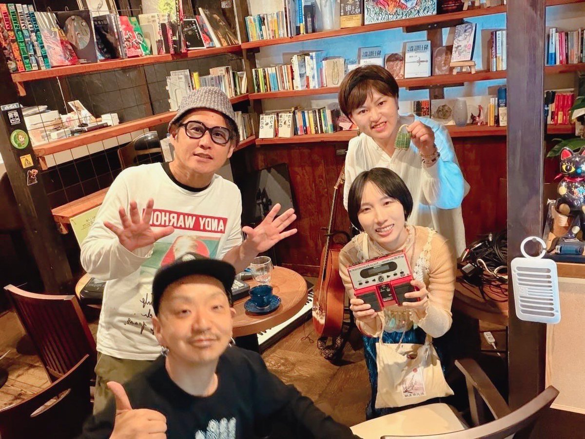 osushinotomomi's tweet photo. 2026.5.30 at 奈良ARTOOK

初めての県外ワンマンライブありがとうございました🦌本に囲まれつつの演奏、楽しかった！
お越しいただいたみなさま、ARTOOKさん、ありがとうございました〜！

奈良カルチャー、ほんとに面白い！
次はヘップランド🩴とじゅにあの古本屋さん📖観光をするぞ〜！ https://t.co/vne0vW0soT