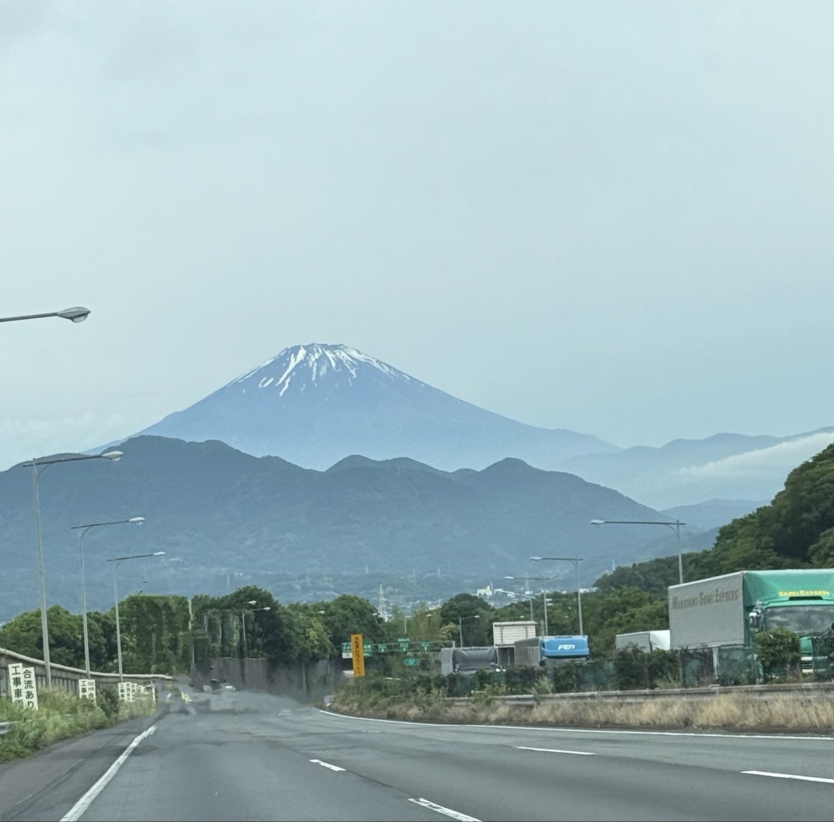 Od6X6's tweet photo. みいちゃん、おはよー！
昨日朝の4：30から伊豆行って来たよ
🔰の息子の運転で🚗💨
ハラハラドキドキだったよ。
遠いし。
富士山なんてゆっくり見る余裕なかった
唯一とれた一枚だよー！
行くの昨日で良かったぁ〜💦 https://t.co/Z9lvyuQzWW
