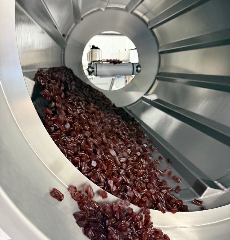FoodEng's tweet photo. .@SunOpta has expanded its production line for better-for-you fruit snacks at its facility in Omak, Washington.

The expansion represents an investment of over $25 million and is expected to increase production capacity by 25%.

Read more: https://t.co/aHPTdadZq3

📸: SunOpta https://t.co/6ArQb1PyjB