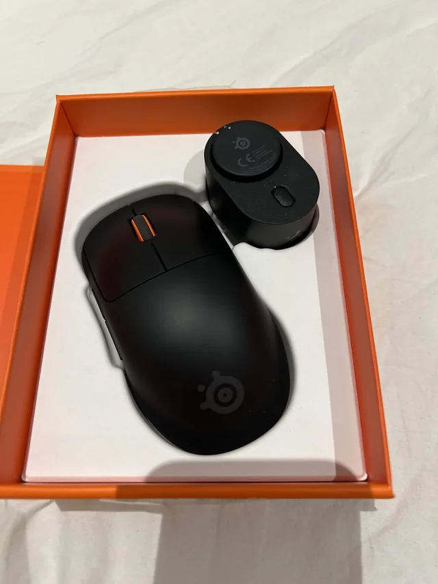 jakeufps's tweet photo. The upcoming Steelseries Sensei revival has been leaked yet again 🗣️

54 g is more usable than I expected this hot-swappable battery system to be

Skates look super mid, though, but they might not be final since this is a pre-release unit https://t.co/GjffKyKZFl