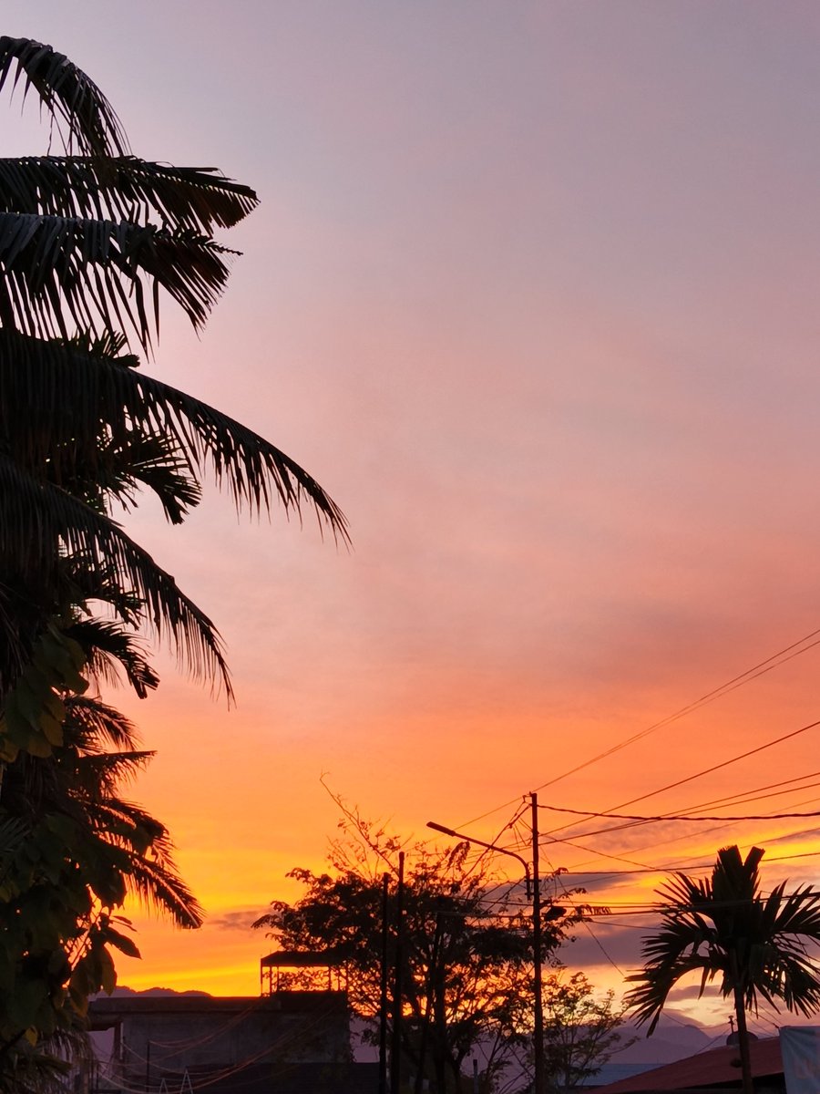 widoublev's tweet photo. sunrise this morning keliatan kayak sunset bgt hehe https://t.co/wJGIyiPc1K