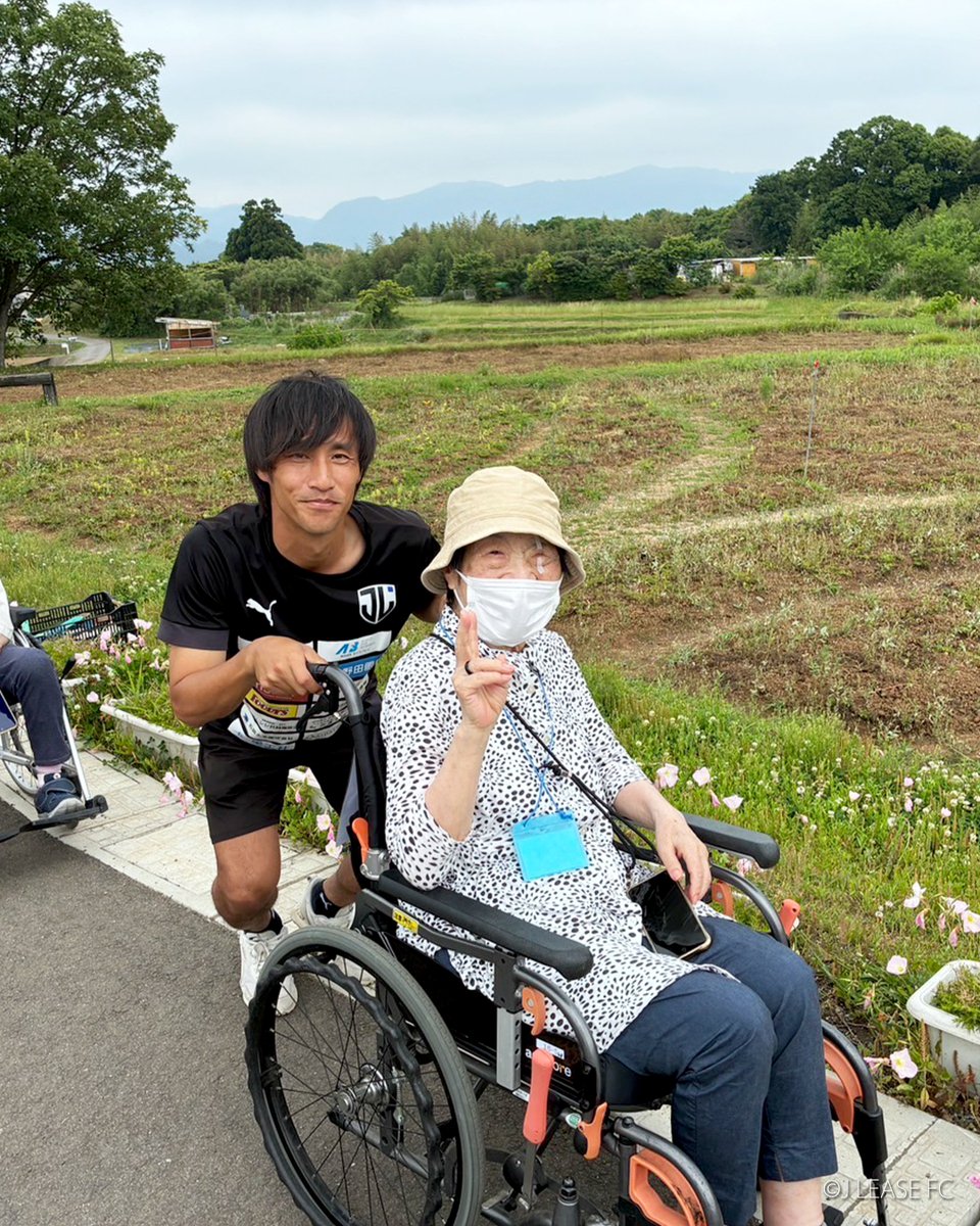 jleasefc's tweet photo. 🐿️⚽️ジェイリースFC｜地域貢献活動⚽️🐿️

📅 5月28日（木）

#木島悠 選手、#永松恭聖 選手、#岩岸宗志 選手の3名が、大東リハビリテーションセンターもみの木の利用者の皆さんと交流しました🤝

今月は、おかばる花公園を訪れ、皆さんと一緒にお散歩を楽しみました☺️

ネモフィラの見頃は過ぎており、お花の数は少なめでしたが、四葉のクローバーを探したり、ベンチに座ってゆっくりお話をしたりと、穏やかな時間を過ごしました🍀

残念ながら今回は四葉のクローバーを見つけることはできませんでしたが、「次回こそは！」とリベンジを誓いました😊

少しずつ気温も上がってきましたので、体調管理に気をつけながら、また来月も元気にお会いしましょう💪✨

ジェイリースFCは、これからもサッカーを通じて地域に笑顔と元気を届ける活動を継続してまいります🐿️⚽️

#ジェイリースFC
#ジェイアクション
#CSR
#大分
#スポーツの力