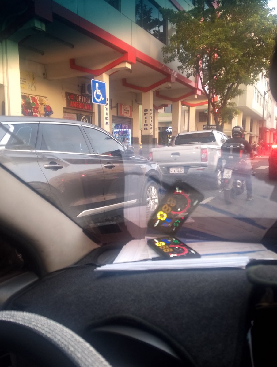 TITERESOYYO's tweet photo. Quiero estacionarme en la calle 10 de agosto y Lorenzo de garaicoa con mi carro en espacio de discapacidad y están esos carros sin sello de discapacitado @ATM_Transito https://t.co/TsPQkABpZH