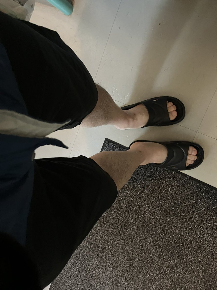 maruseko's tweet photo. おはようございます。
8:00現在中野区は
🚨レベル3大雨警報🟥
🚨レベル4氾濫警報🟪（善福寺川）
ですが、東中野駅前は風も凄いです。
まるもと整骨院、通常通りやってますが、みんなお家でゆっくりしてね。
#ハーフパンツおじさん #びしょ濡れ https://t.co/9a6Yb9dHtg