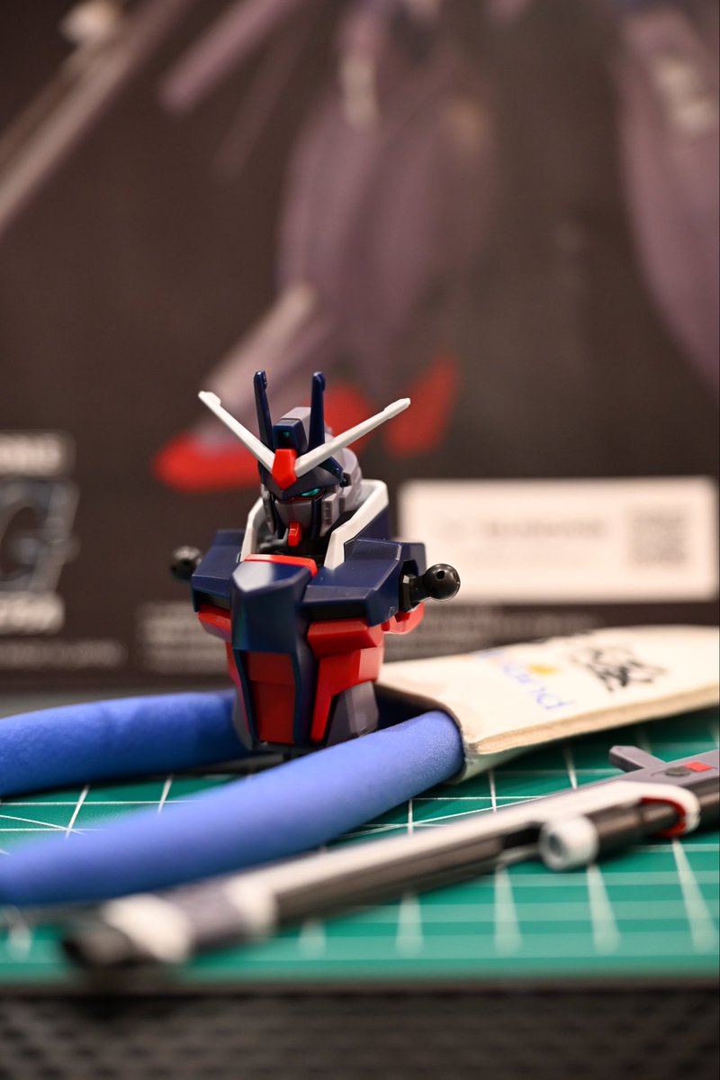 run_pla_builder's tweet photo. おはようございます🌪️
レジェンドの頭部と胴体組み立て
イケメンすぎる👏
襟元の白いパーツも分割されてて、当時のHGレジェンドも出来良かったけど、圧倒的進化を感じる🤩

#ガンプラ 
#レジェンドガンダム https://t.co/wCI3z8Q2zD