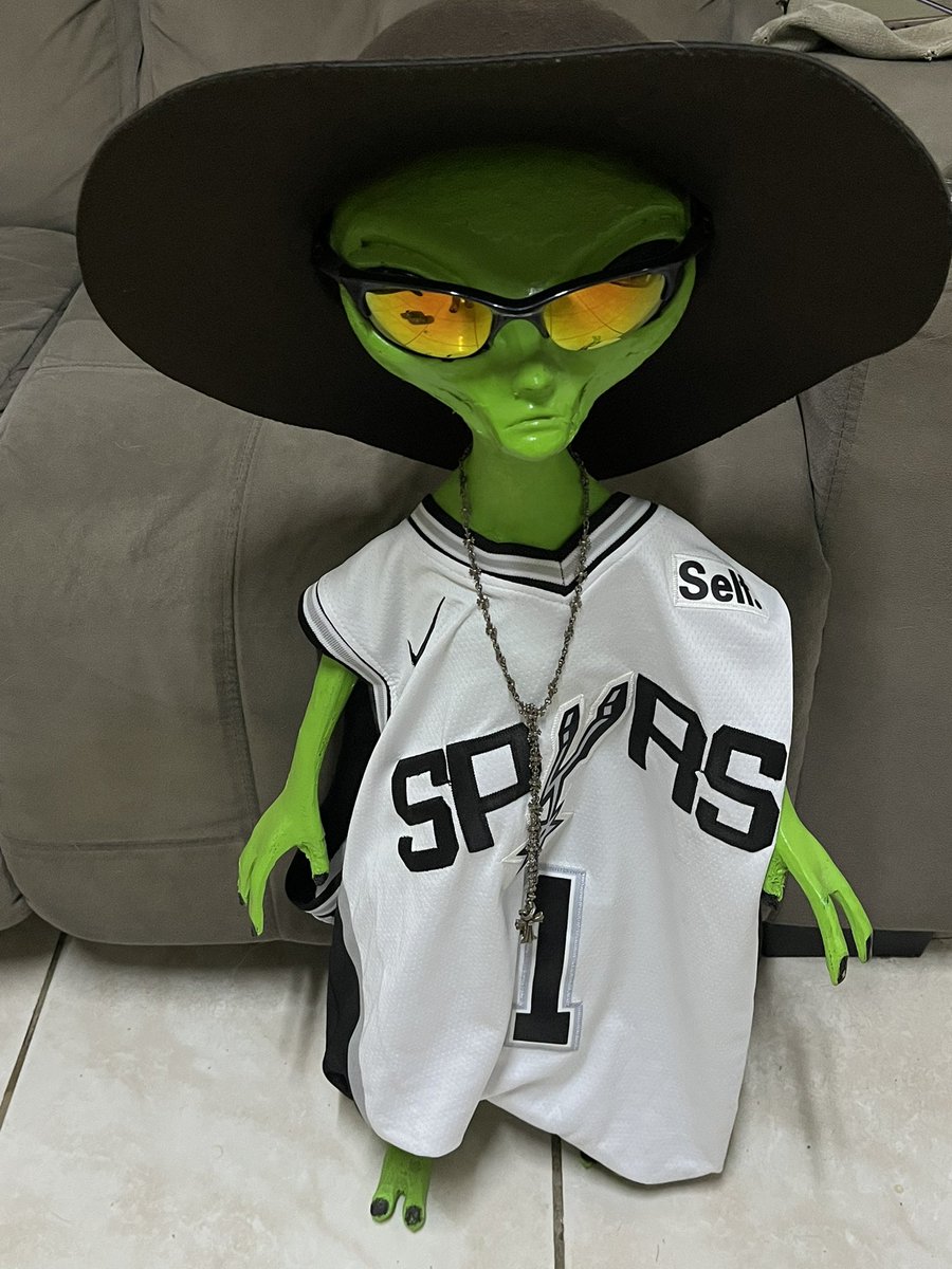 acervo_wemby's tweet photo. cheguei em casa e meu alien estava assim ????? https://t.co/gNk2SJCeVH