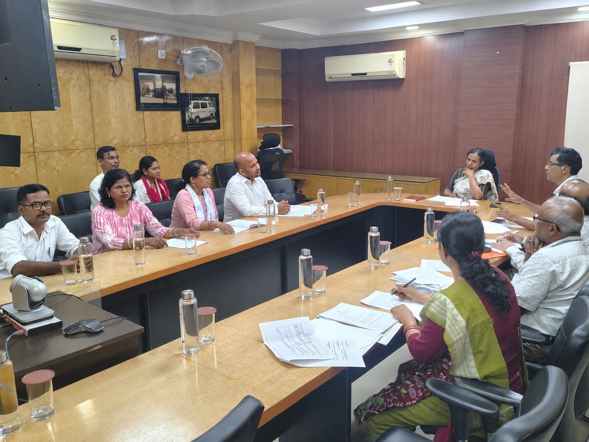 oneabbsr's tweet photo. Various long-standing and pressing issues of #NursingOfficers were discussed under the Chairmanship of the Commissioner-cum- Secretary, @HFWOdisha, in the presence of the Additional Secretary to Govt, Director of Nursing and other senior officers of the Government.

State Representatives of the #OdishaNursingEmployeesAssociation (ONEA) highlighted several important matters relating to Nursing Officers serving across the State. Following detailed deliberations, the Government assured that all genuine issues would be examined at the earliest, giving due importance to the smooth and efficient delivery of #nursingservices.

#ONEA conveys its sincere thanks and gratitude to the Commissioner-cum-Secretary Madam, the Director of Nursing Sir and all concerned authorities for their positive consideration, support and commitment towards addressing the issues of Nursing Officers.

@CMO_Odisha @MohanMOdisha
@MahalingMukesh
@SecyChief
@nhmodisha #Odisha #OdishaCares 
#Bhubaneswar