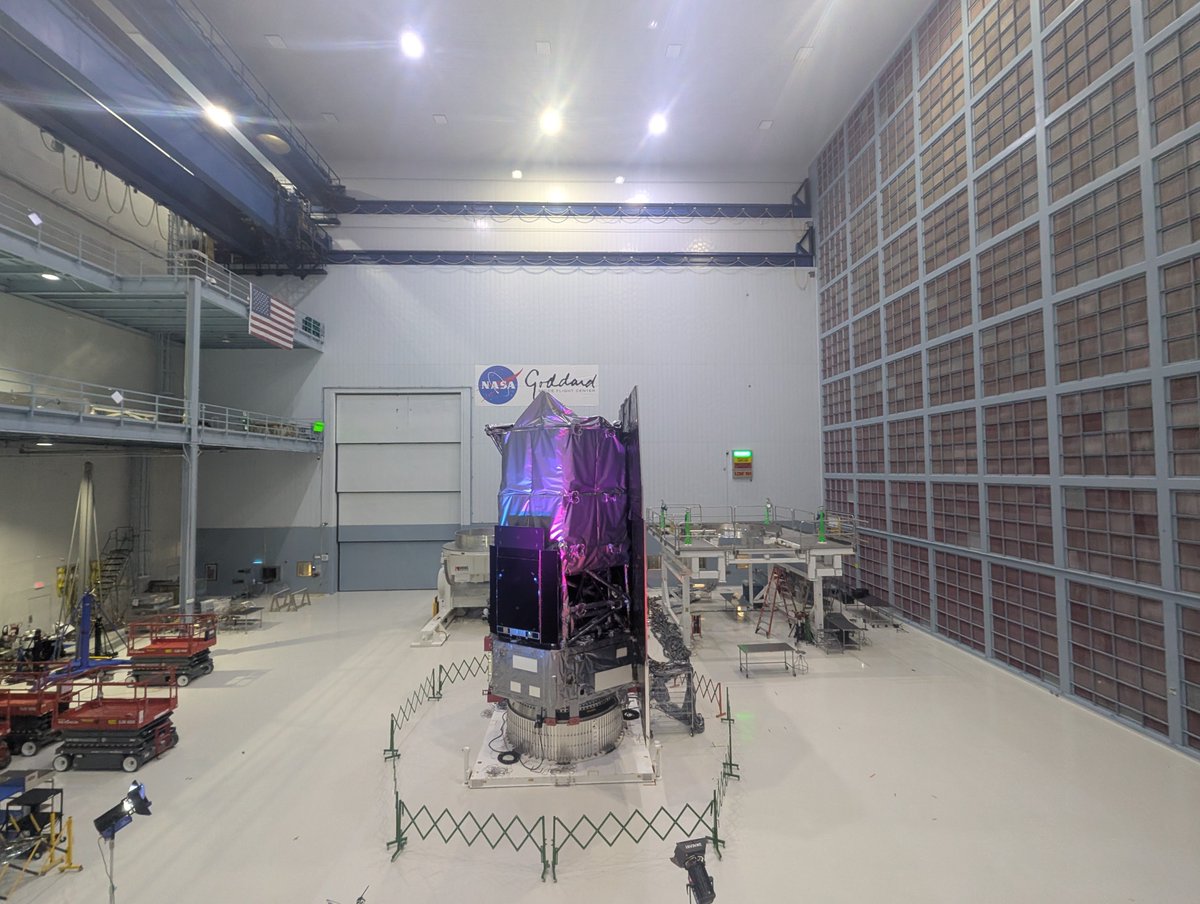 FronteraSpacial's tweet photo. ¿Sabías que el Telescopio Nancy Grace Roman @NASARoman mide y pesa lo mismo que un T-Rex? 🦖🛰️

Mide más de 12,7m de largo y 4,4m de ancho cuando está completamente desplegado. También pesa ~8,000kg (sin incluir el combustible) que también es la masa aproximada de un T-Rex. Antes del lanzamiento, el equipo lo cargará con combustible equivalente a unos 62 velociraptors o ~1200kg.  

Este está programado para ser lanzado el 30 de agosto en un cohete Falcon Heavy de SpaceX.