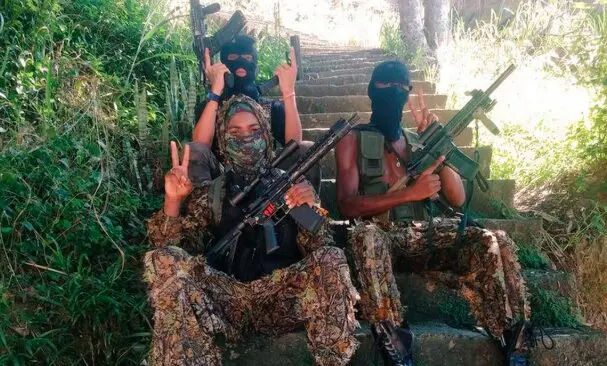 RY_Zytt's tweet photo. @EverthonMF @milan_dark @govbr Os cara tem dinheiro pra camuflagem, armamento militar restrito e até drones pra soltar granada na PM... mas não são terroristas não, confia po. https://t.co/AS0Bnnj4WJ