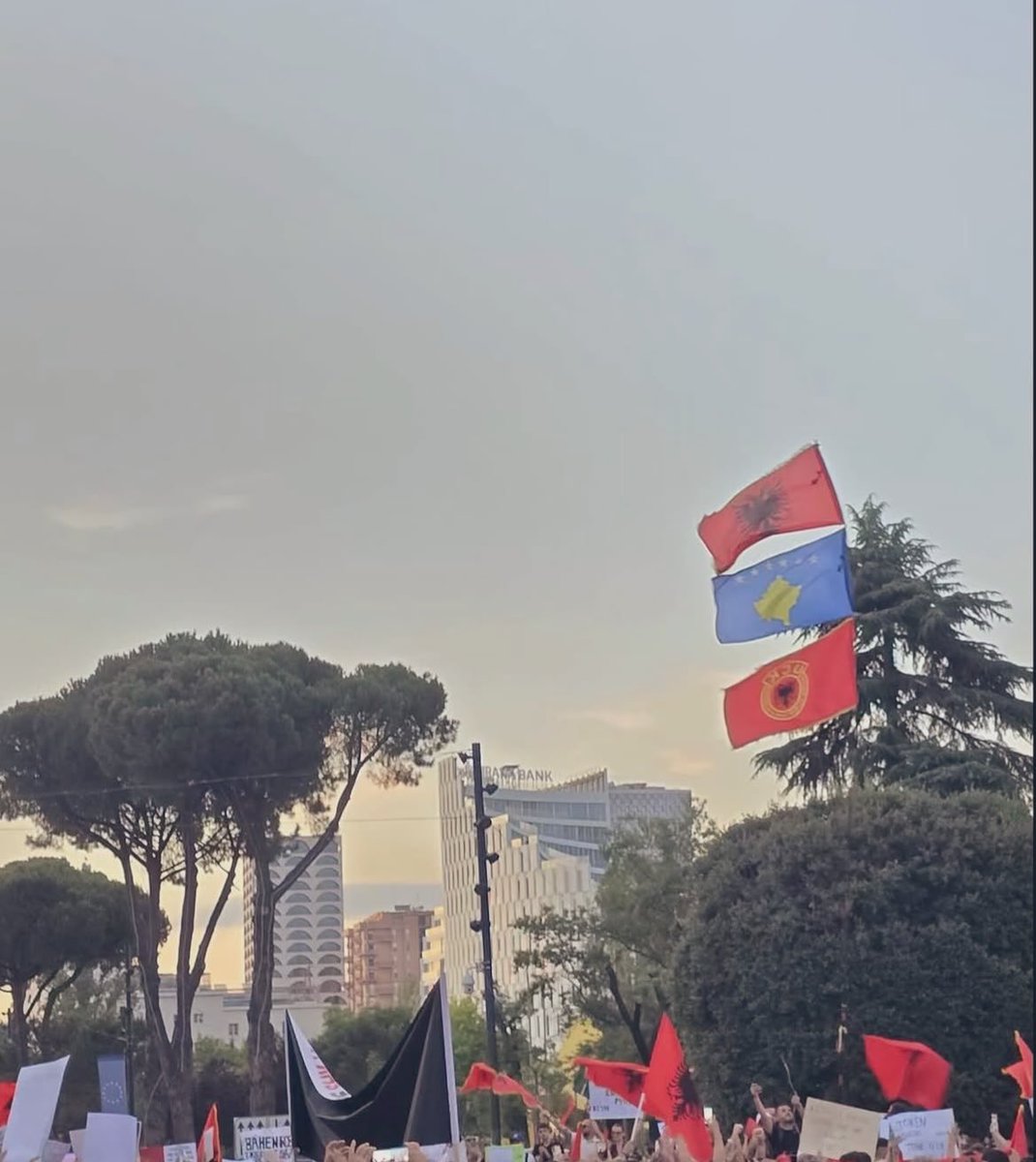 _simplykc_'s tweet photo. Remember that a nation is stronger when we stand together 🇦🇱 🇽🇰 #albaniaisnotforsale https://t.co/XYs2cEfXDn