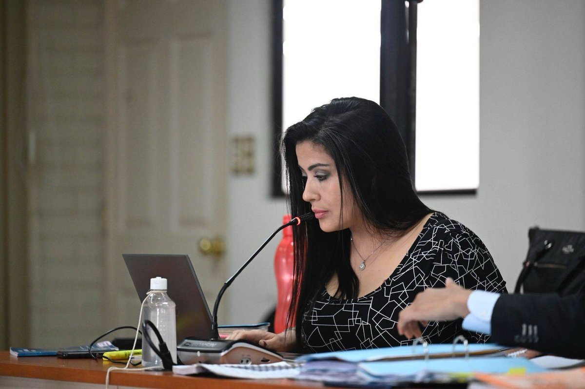 PrensaComunitar's tweet photo. #URGENTE La fiscal Cinthia Monterroso es trasladada.

Monterroso criminalizó a periodistas, operadores de justicia y actores de sociedad civil no continuará como Fiscal Regional Metropolitana, y fue reasignada en otra área del país, aún no se específica su nueva designación.

📷Archivo PC