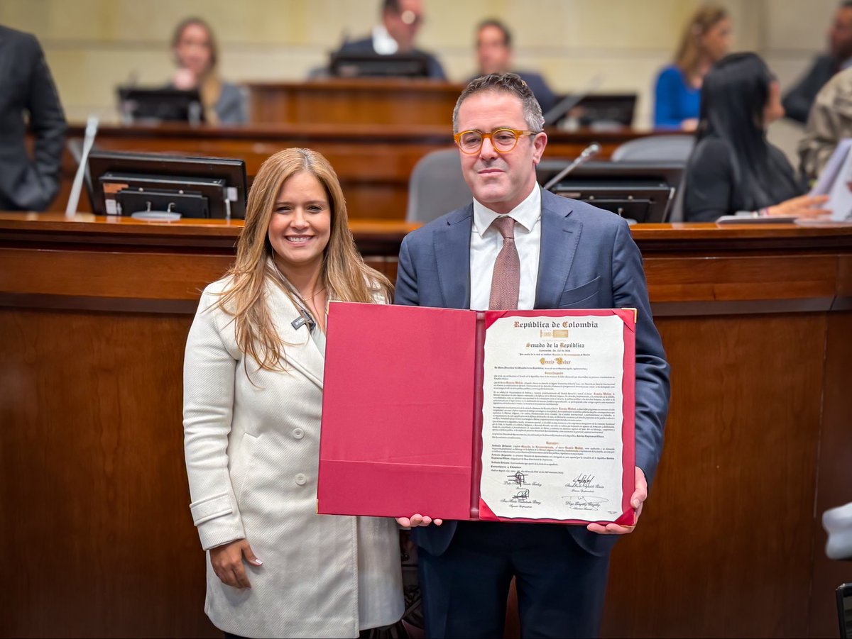 Kespinosaoliver's tweet photo. A esta hora reconocemos en el Congreso de la República a Travis Weber, un aliado de Colombia en la defensa de la vida, la familia, la libertad religiosa y los derechos fundamentales. Su trabajo ha trascendido fronteras y fortalecido causas que hoy siguen siendo esenciales para nuestras sociedades. 🇨🇴🇺🇸