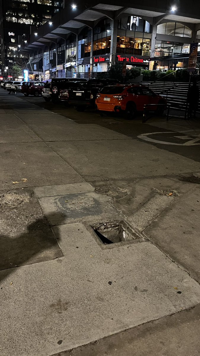 erivaso's tweet photo. @Muni_LasCondes pueden arreglar esta tapa en la vereda norte de Apoquindo altura Omniun? https://t.co/Ob1ru8mkr1
