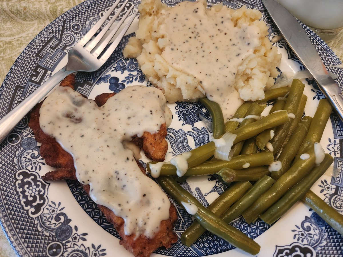 InconspicuRat's tweet photo. Nothing lioe a propper chicken fried chicken with cream gravy https://t.co/cI0ejbDv1c