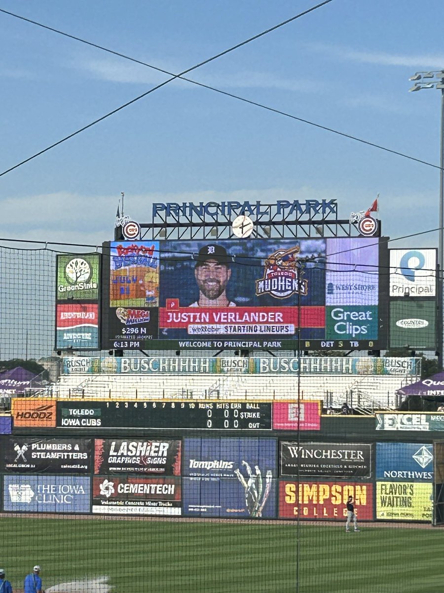 athomas262's tweet photo. Perfect night for an @IowaCubs game. Oh, and getting to see a future Hall of Famer pitch is pretty cool, too. https://t.co/bOy9gg07ws