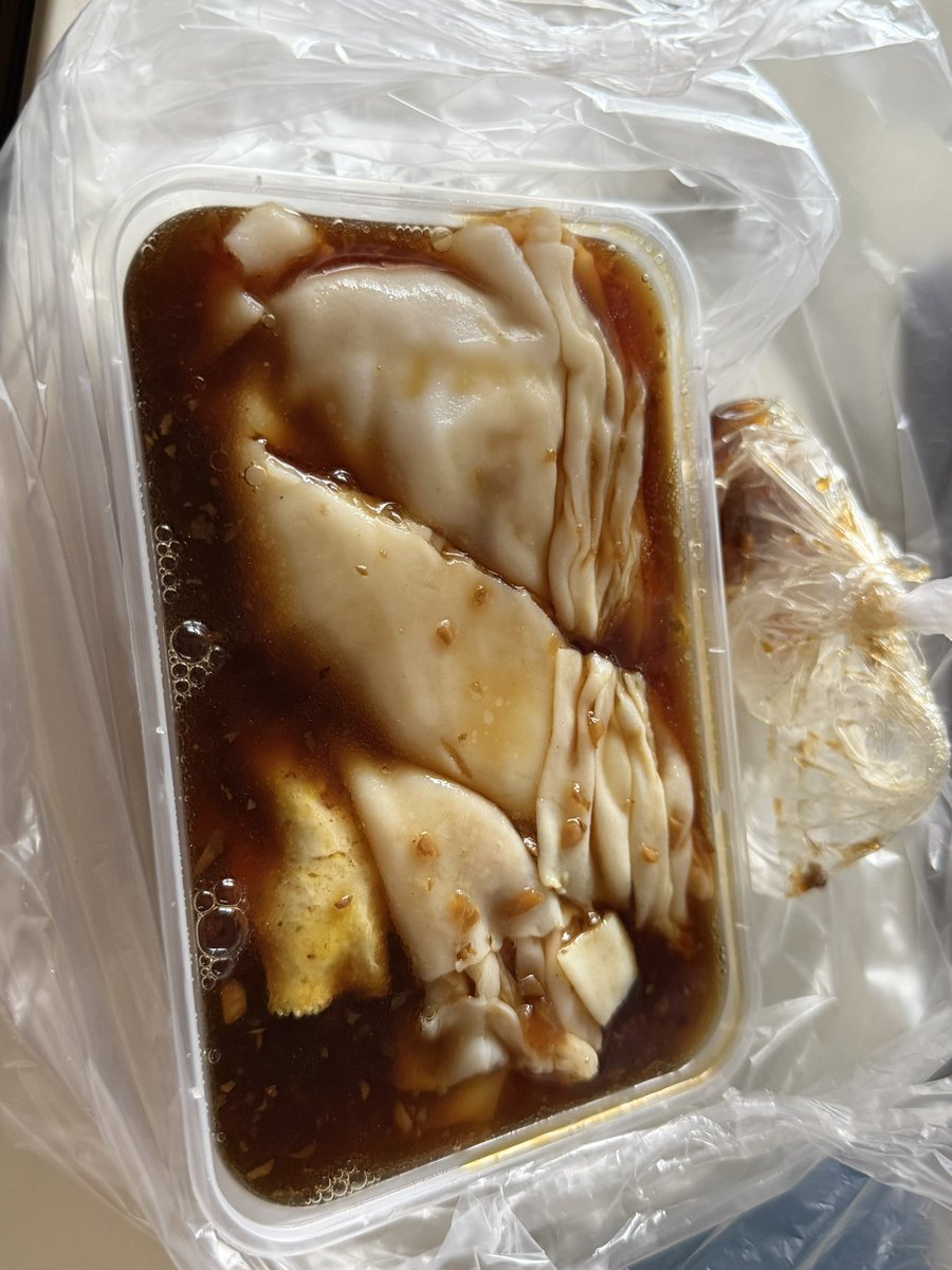 KevinYang0803's tweet photo. 究竟是多好吃的肠粉让Kevin老师骨折还穿着助行鞋也要下去吃 https://t.co/rRUtA2RAMn