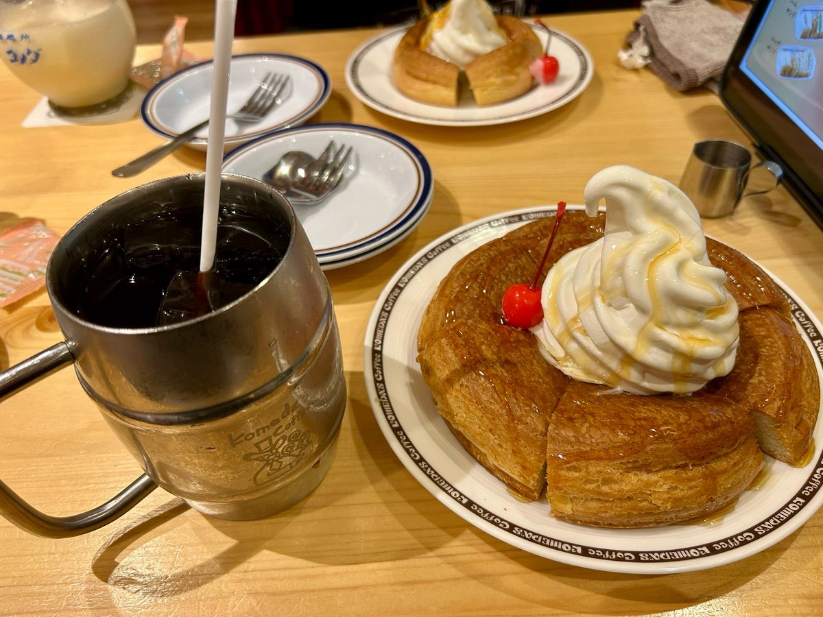 5039plus's tweet photo. 朝から甘い物が食べたくて…😋

今日は研修があるんですが、早めに集合して先輩とコメダしてます😁 https://t.co/Q9h4CZqkYi