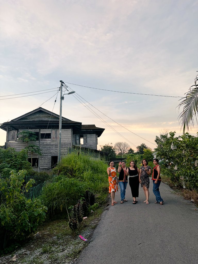 AbbruzziAnna's tweet photo. Bila dah jumpa cousin.. tp suda serabai sbb suda petang2 kan. https://t.co/KwBiYT7VNY