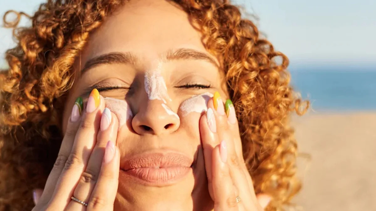 yahoolife's tweet photo. The 4 most important rules of sunscreen, according to dermatologists
https://t.co/Hyjc4p1fJn https://t.co/XmklOiargd