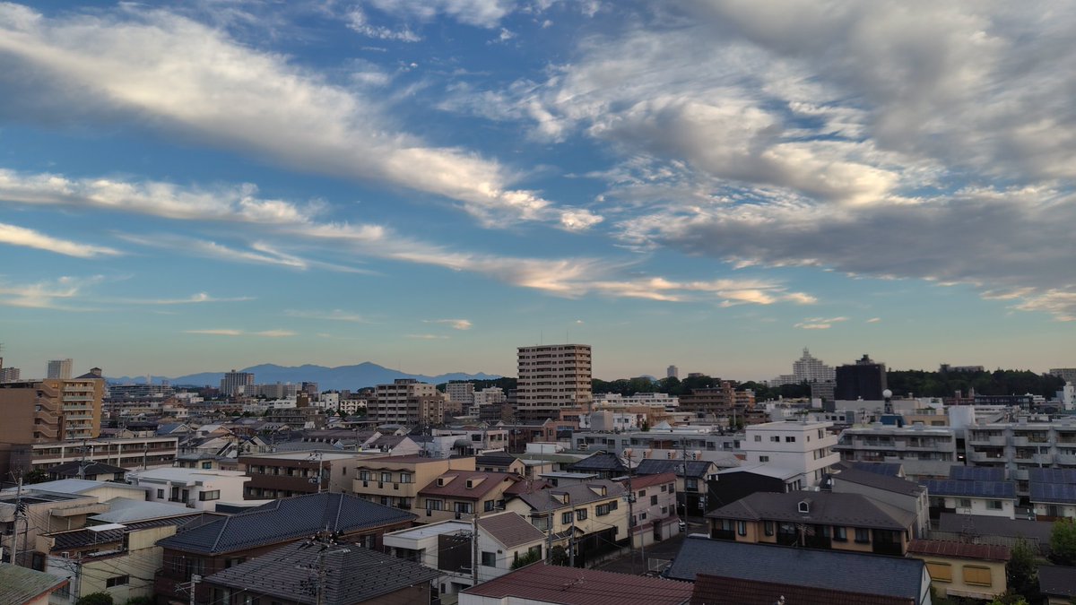 naoko5015's tweet photo. 仙台市がすすめている　#音楽ホール等複合施設　について、この間、市民会議や説明会で専門的な知見からご意見されていた、お二人の先生を招いて、議会での勉強会を実施しました。

せっかくの機会なので、全ての議員さんにご案内を出しました。急な呼びかけにも関わらず、私以外に８名の議員さんが参加してくれました。
「会派の視察なので全員いません」「議会の議案説明なので出席できません」とのお返事も。

2時間たっぷり意見交換をさせて頂き、議会の論戦のヒントも得て貴重な学びの場になりました✨
市民から求められている音楽ホールはどうあるべきなのか。
少なくとも、現在の計画には疑問がたくさん出されていることは明白です。
やはり、#いったん立ち止まる　ことが必要です。
#みんなで市政を動かそう
#朝早くの風景です