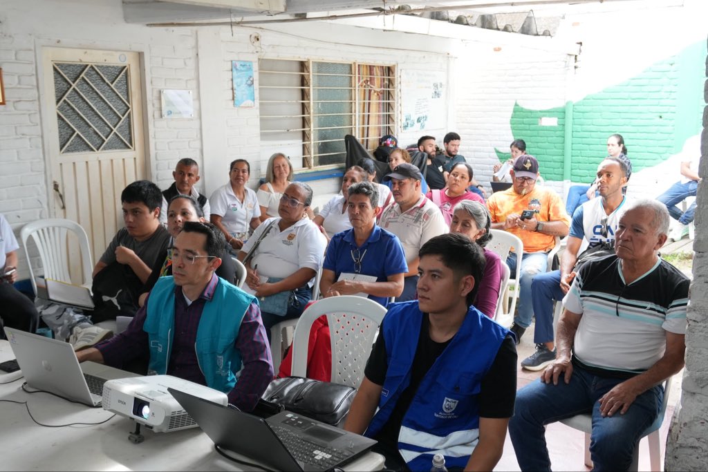 DAPDCali's tweet photo. #AEstaHora avanzamos en la #FormulaciónParticipativa del POT con jornadas simultáneas en los corregimientos de Montebello y El Hormiguero. Socializamos las propuestas preliminares de ajuste y recogemos observaciones de para seguir construyendo de manera conjunta. #RAPOTCali https://t.co/k0FDEWGjtg